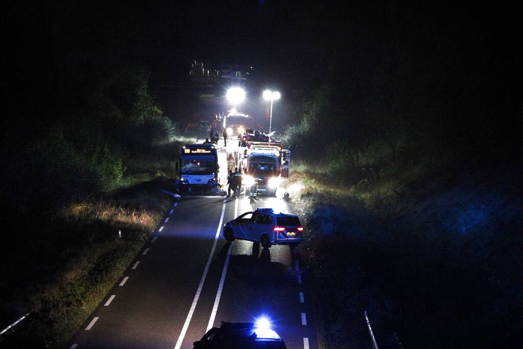 Dode en flinke schade bij aanrijding meerdere voertuigen