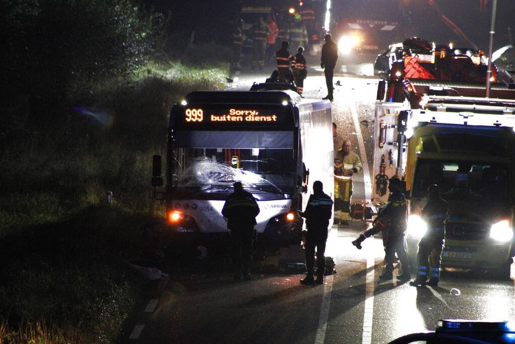 Dode en flinke schade bij aanrijding meerdere voertuigen