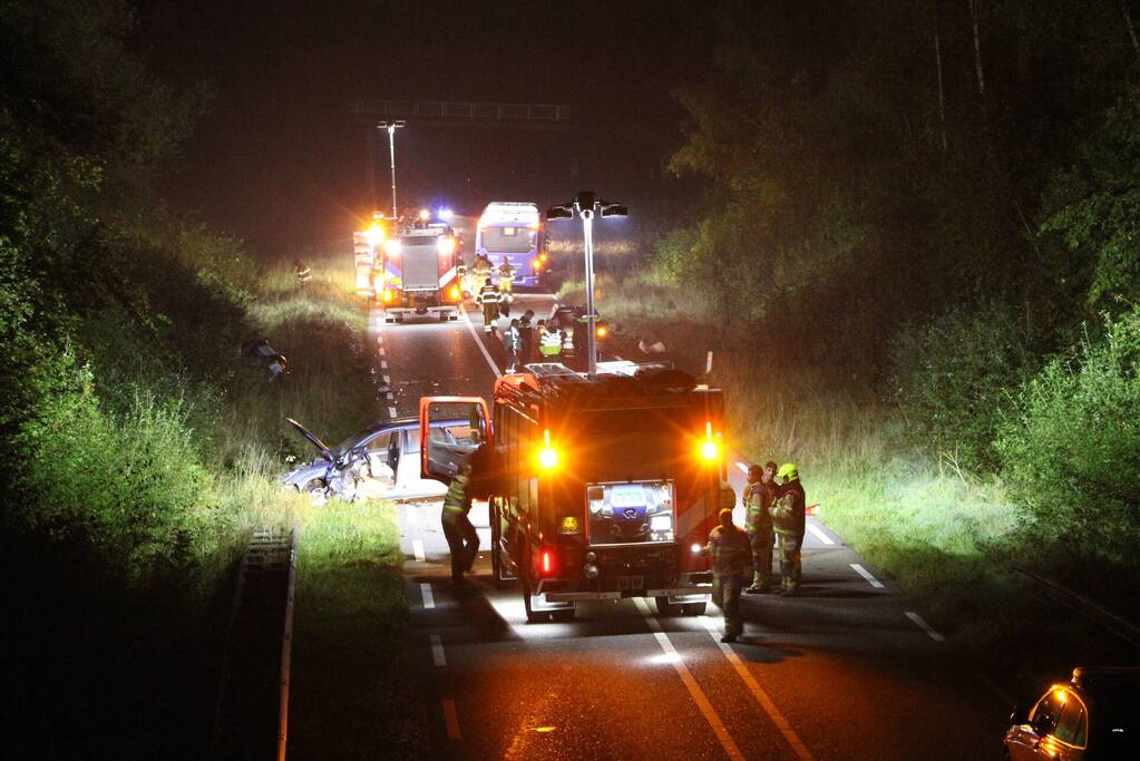 Dode en flinke schade bij aanrijding meerdere voertuigen