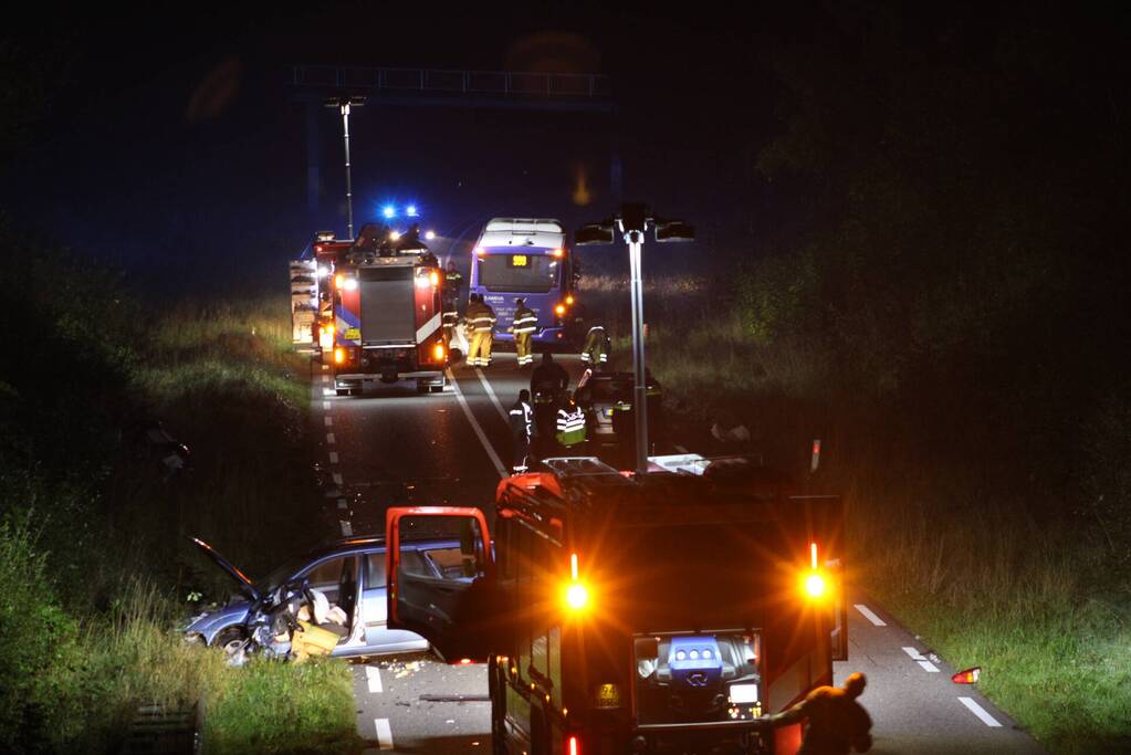 Dode en flinke schade bij aanrijding meerdere voertuigen