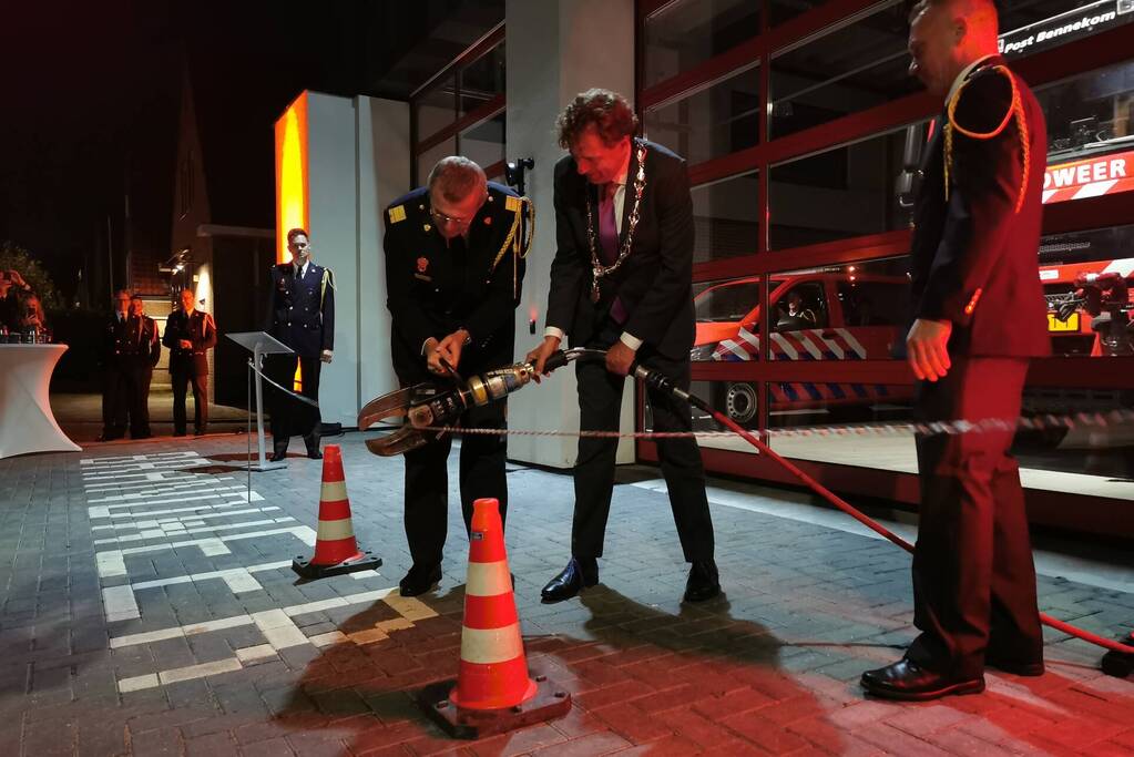 Burgemeester opent nieuwe brandweerpost