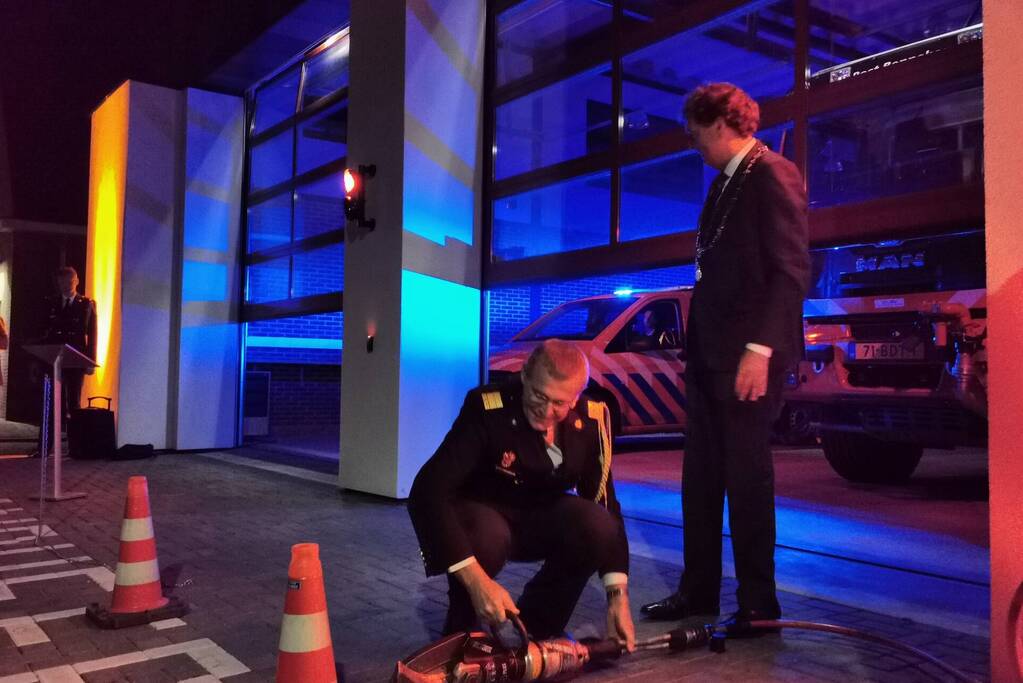 Burgemeester opent nieuwe brandweerpost