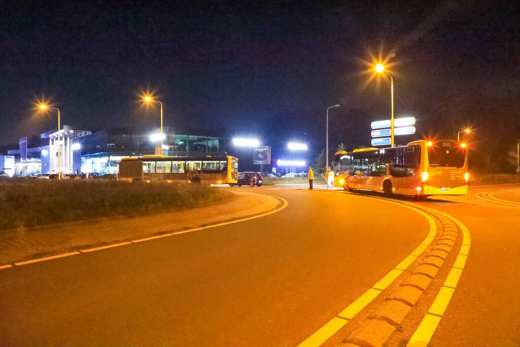 Veel schade bij ongeval tussen auto en lijnbus