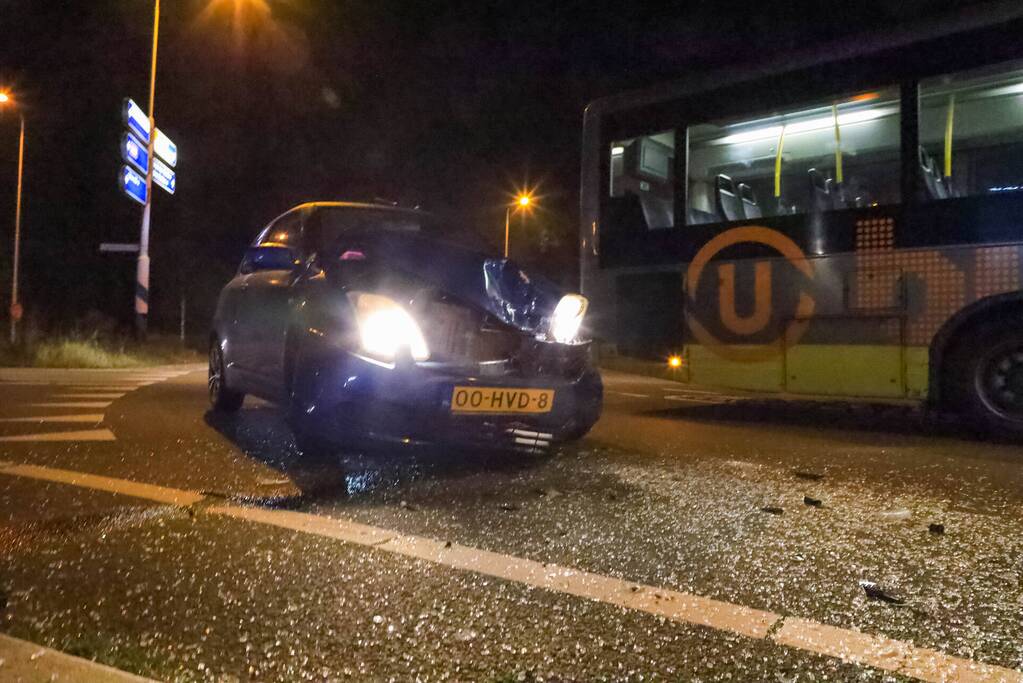 Veel schade bij ongeval tussen auto en lijnbus