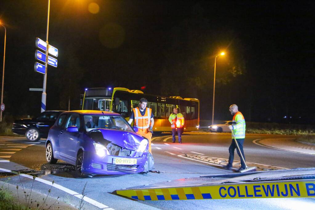 Veel schade bij ongeval tussen auto en lijnbus