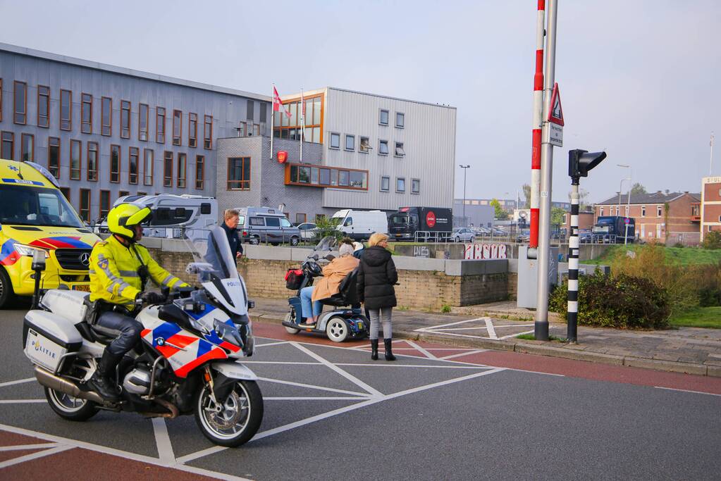 Vrouw botst met scootmobiel tegen slagboom en raakt gewond