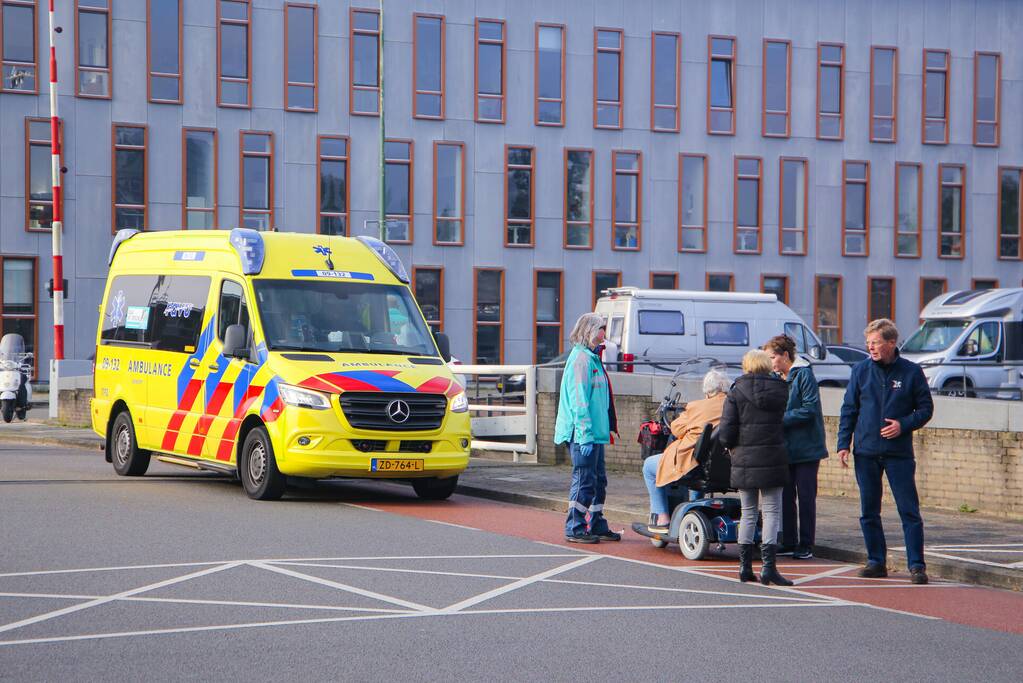 Vrouw botst met scootmobiel tegen slagboom en raakt gewond