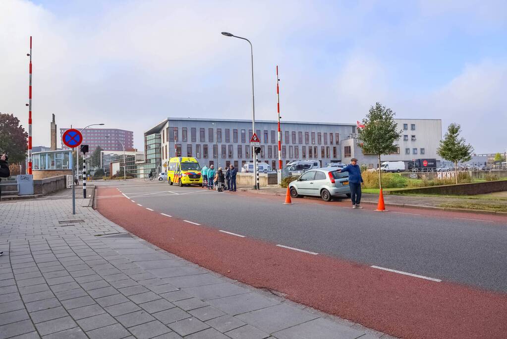 Vrouw botst met scootmobiel tegen slagboom en raakt gewond