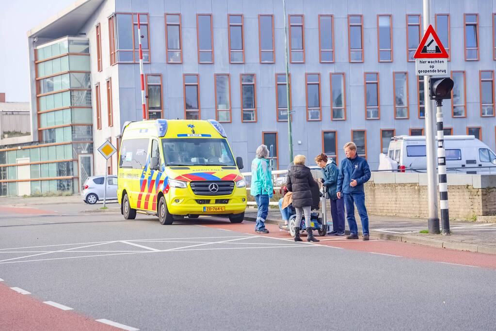 Vrouw botst met scootmobiel tegen slagboom en raakt gewond