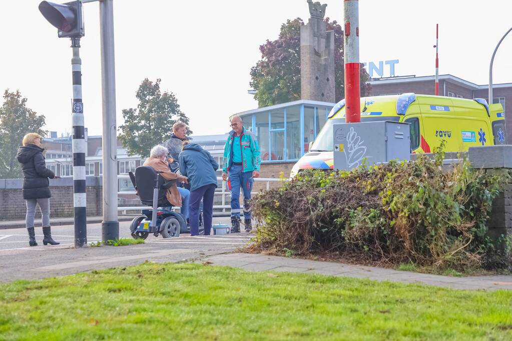 Vrouw botst met scootmobiel tegen slagboom en raakt gewond