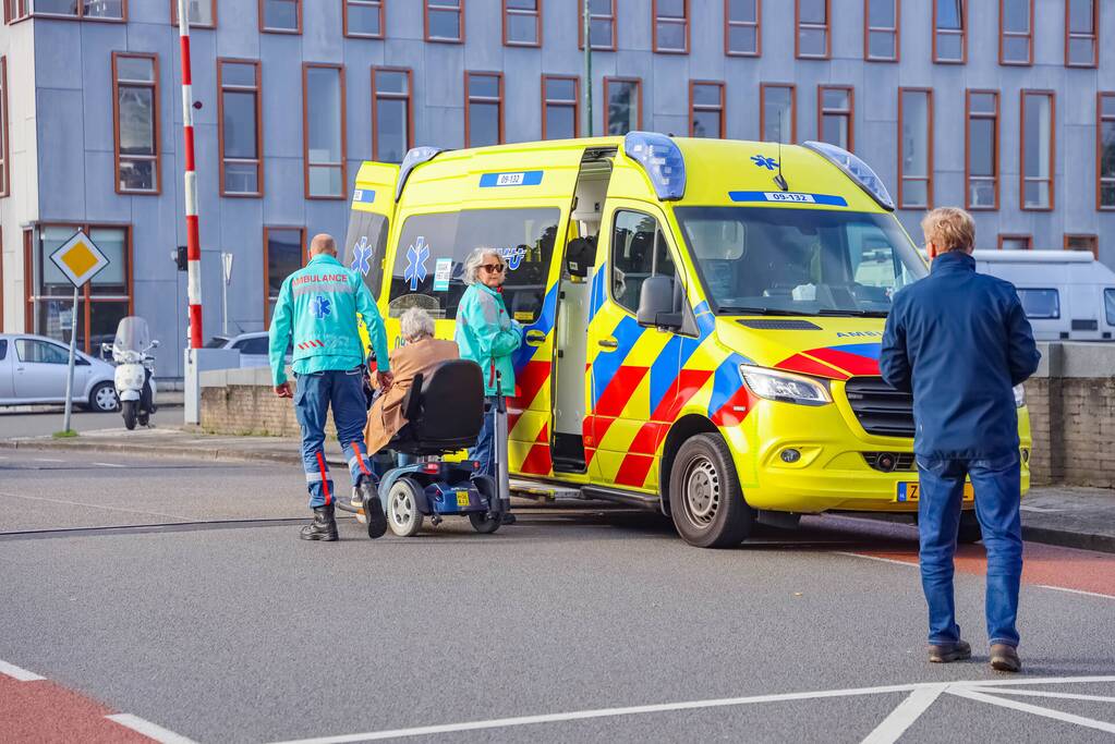 Vrouw botst met scootmobiel tegen slagboom en raakt gewond