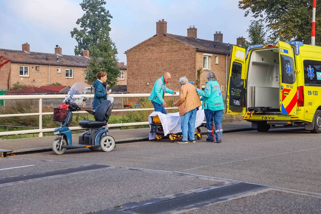 Vrouw botst met scootmobiel tegen slagboom en raakt gewond