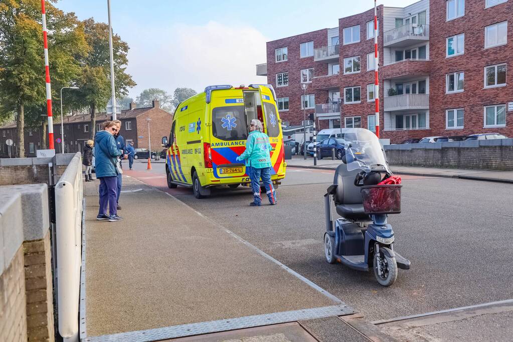 Vrouw botst met scootmobiel tegen slagboom en raakt gewond