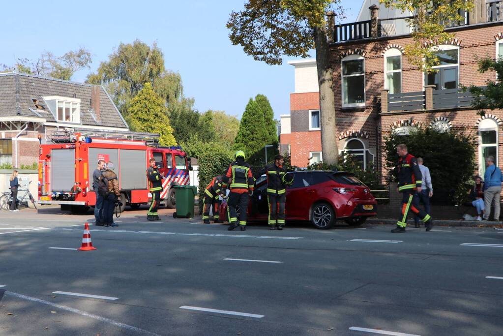 Automobilist ramt geparkeerde auto's