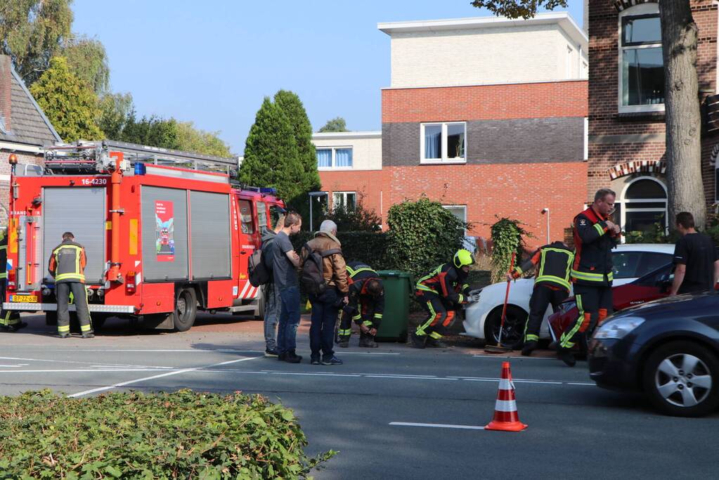 Automobilist ramt geparkeerde auto's