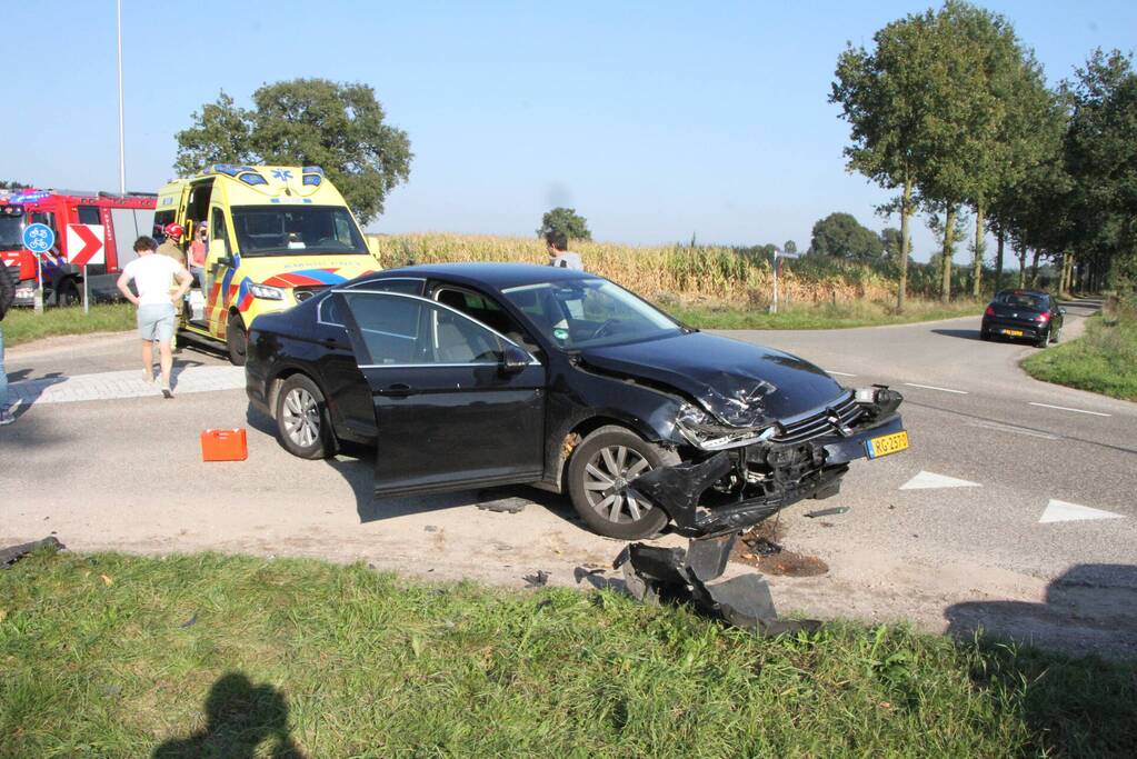 Veel schade bij ongeval tussen twee auto's