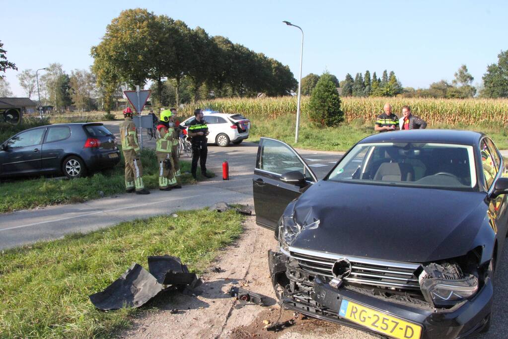 Veel schade bij ongeval tussen twee auto's