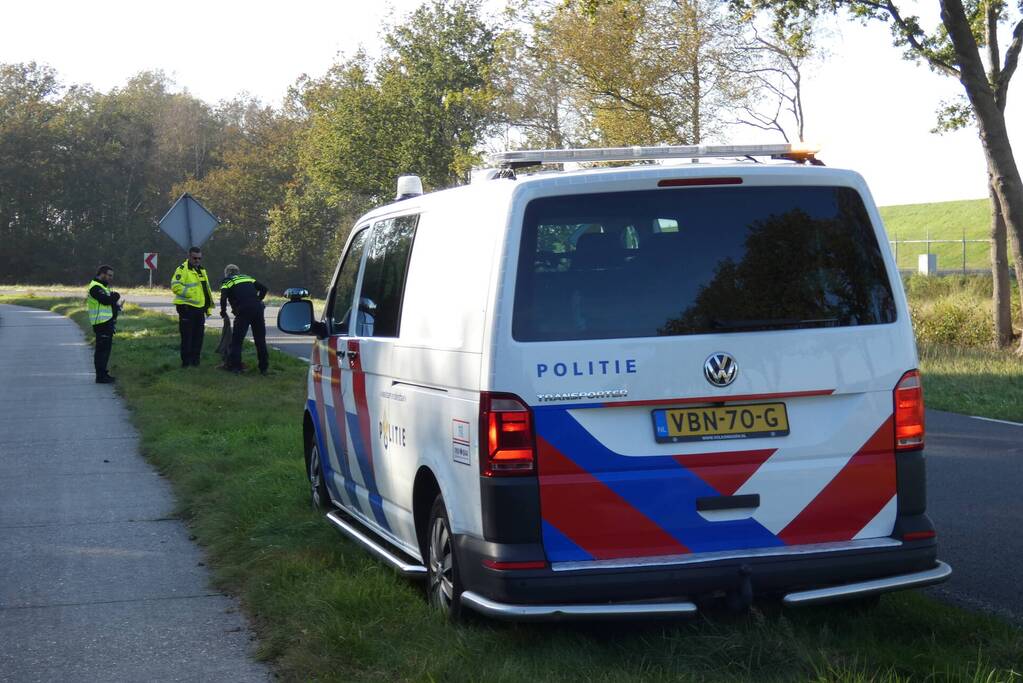 Auto belandt op kop in sloot