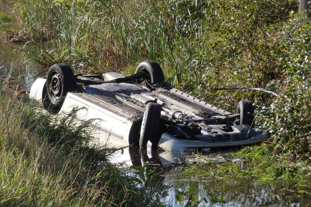 Auto belandt op kop in sloot