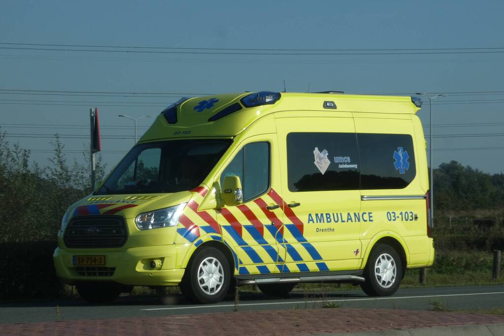 Auto belandt op kop in sloot