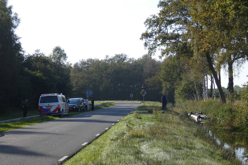 Auto belandt op kop in sloot