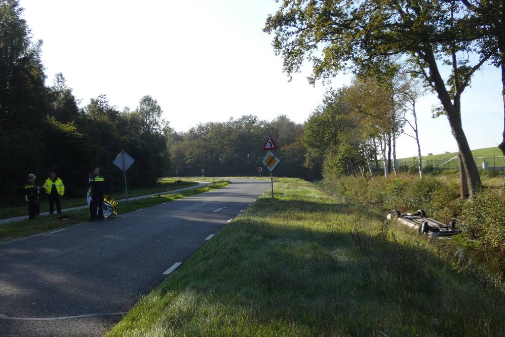 Auto belandt op kop in sloot