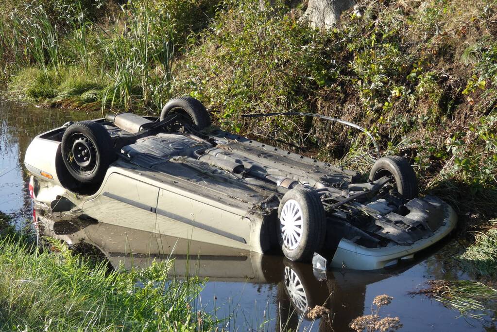 Auto belandt op kop in sloot