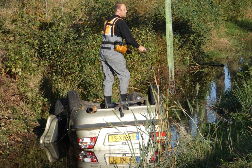 Auto belandt op kop in sloot