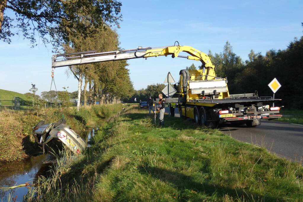 Auto belandt op kop in sloot