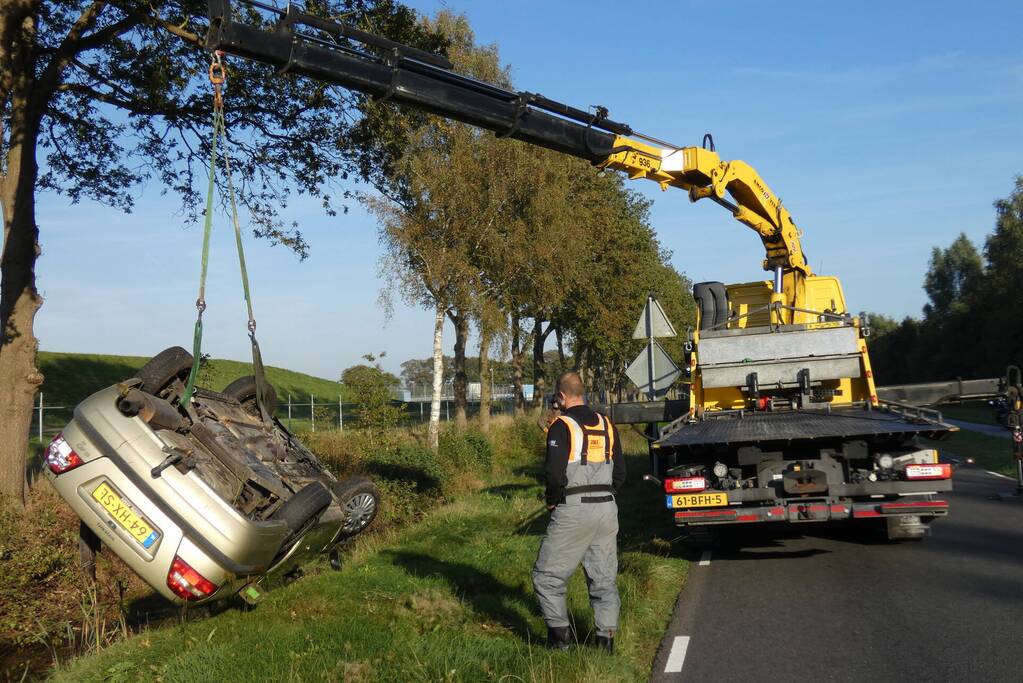 Auto belandt op kop in sloot
