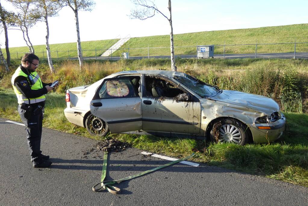 Auto belandt op kop in sloot