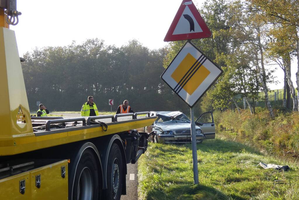 Auto belandt op kop in sloot