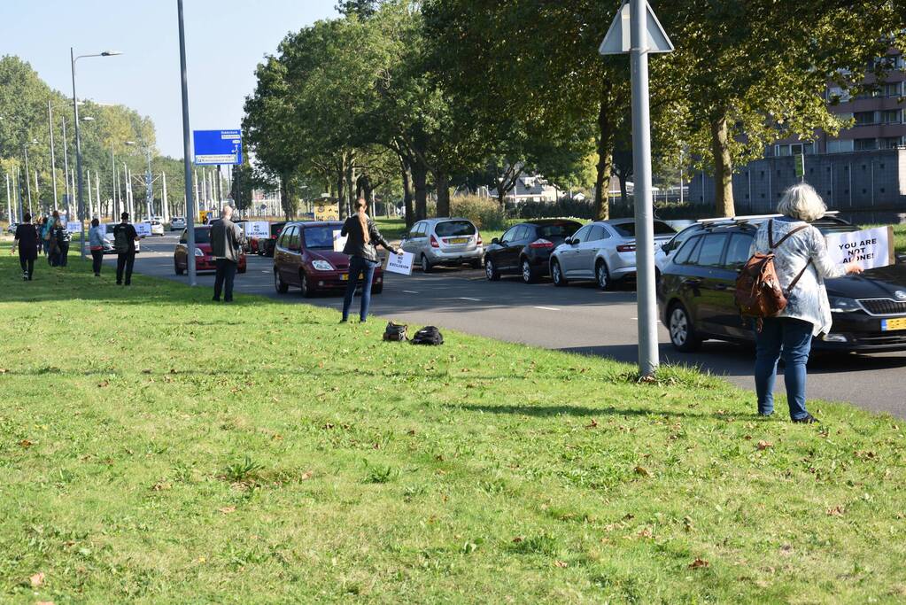 Demonstranten tegen coronavaccin langs de weg