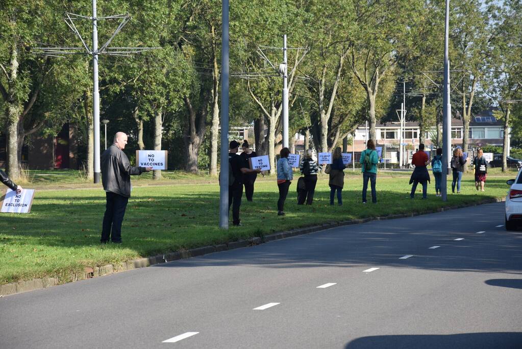 Demonstranten tegen coronavaccin langs de weg