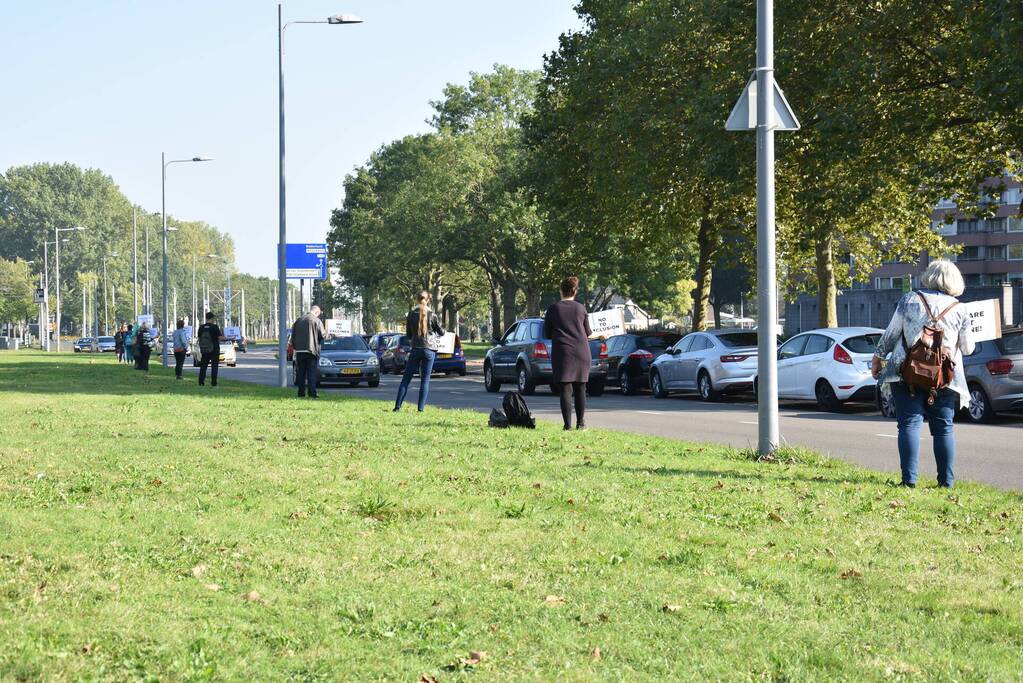 Demonstranten tegen coronavaccin langs de weg