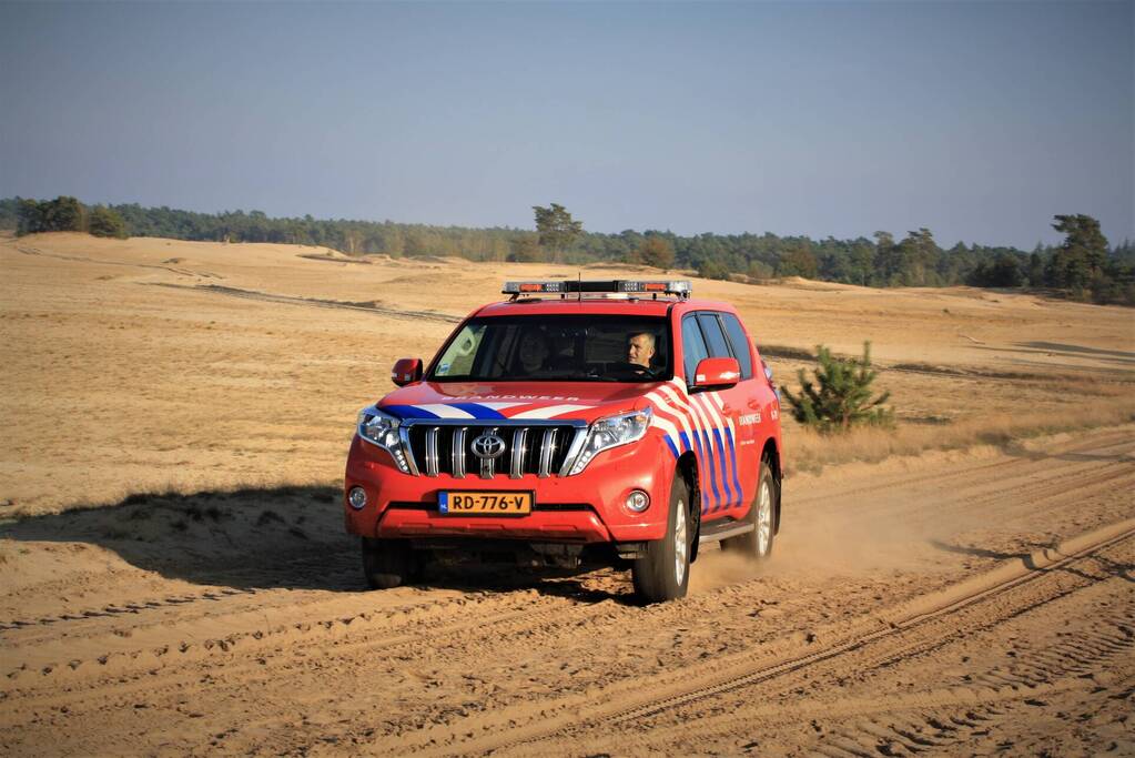 Ambulance vast in zand onderweg naar melding