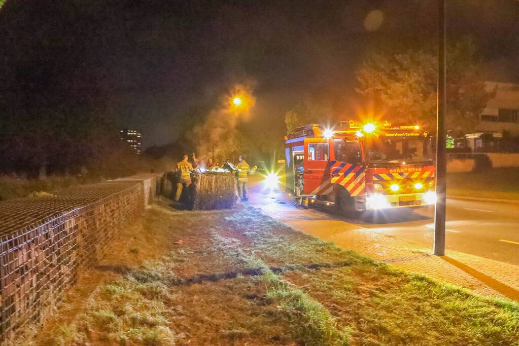 Broeiende hooibalen uit elkaar gehaald