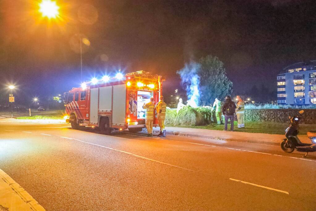 Broeiende hooibalen uit elkaar gehaald