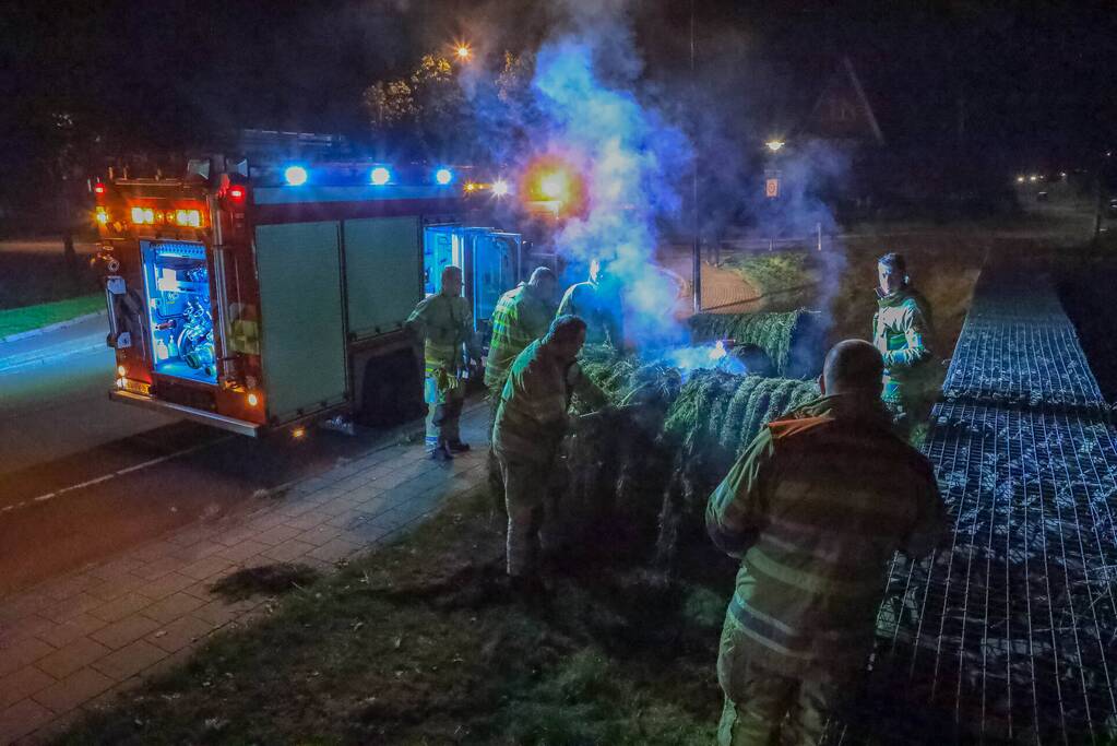 Broeiende hooibalen uit elkaar gehaald
