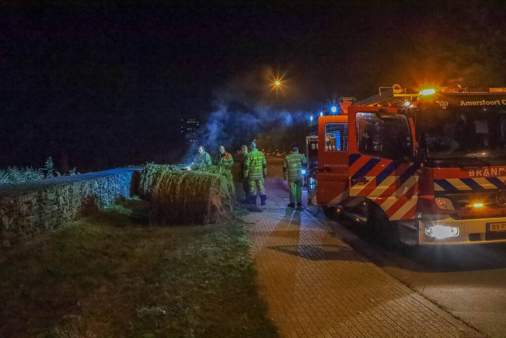 Broeiende hooibalen uit elkaar gehaald