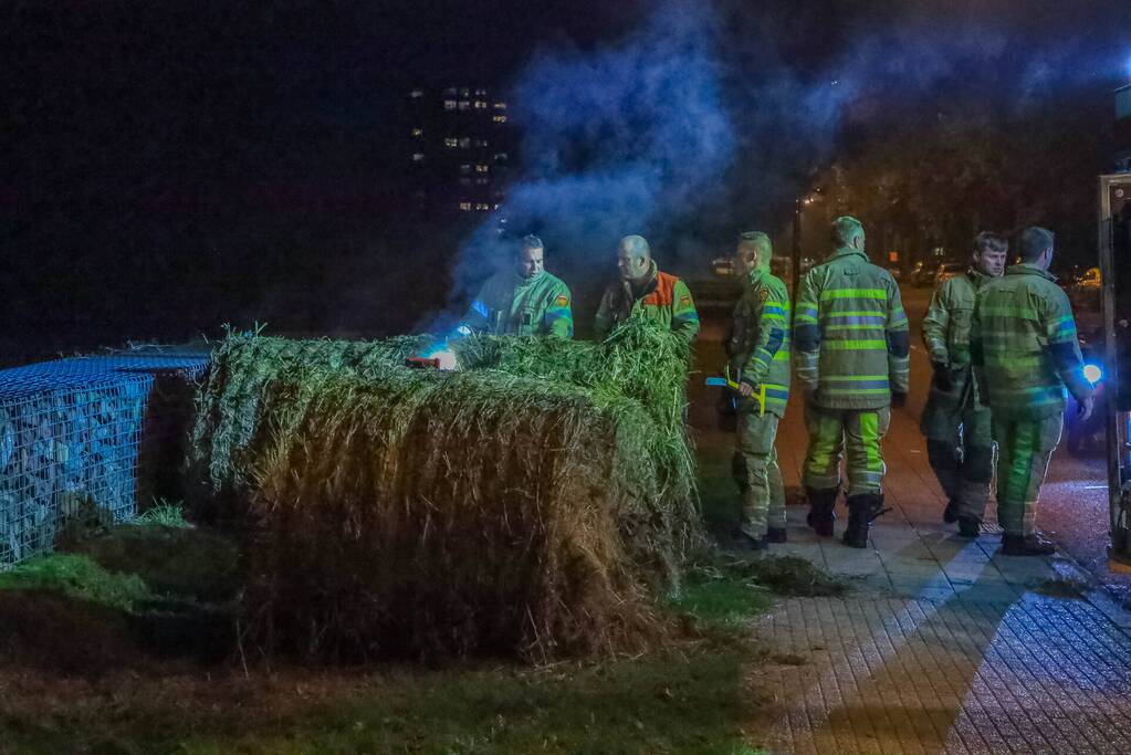 Broeiende hooibalen uit elkaar gehaald