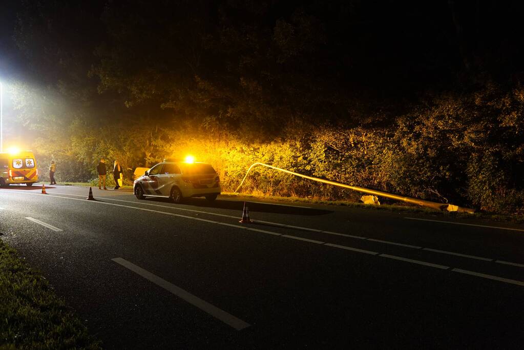 Beschonken bestuurder rijdt tegen lantaarnpaal aan