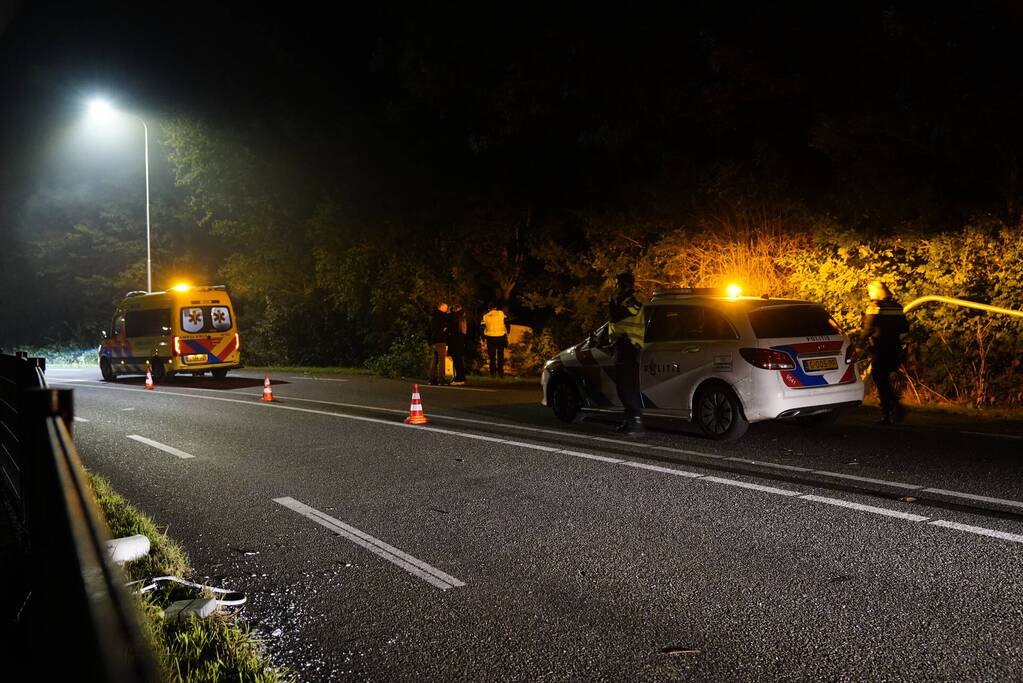 Beschonken bestuurder rijdt tegen lantaarnpaal aan