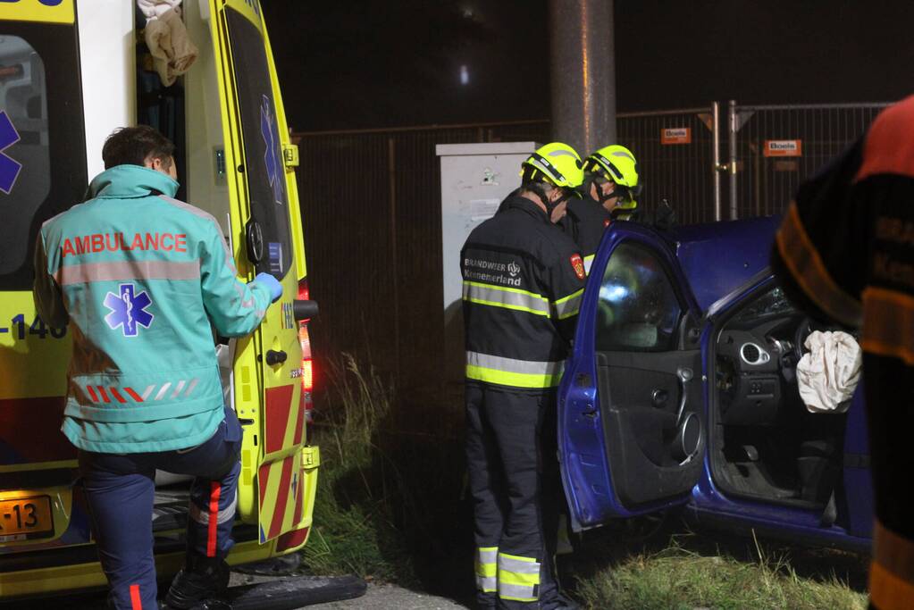 Bestuurder van auto botst tegen mast luchtalarm