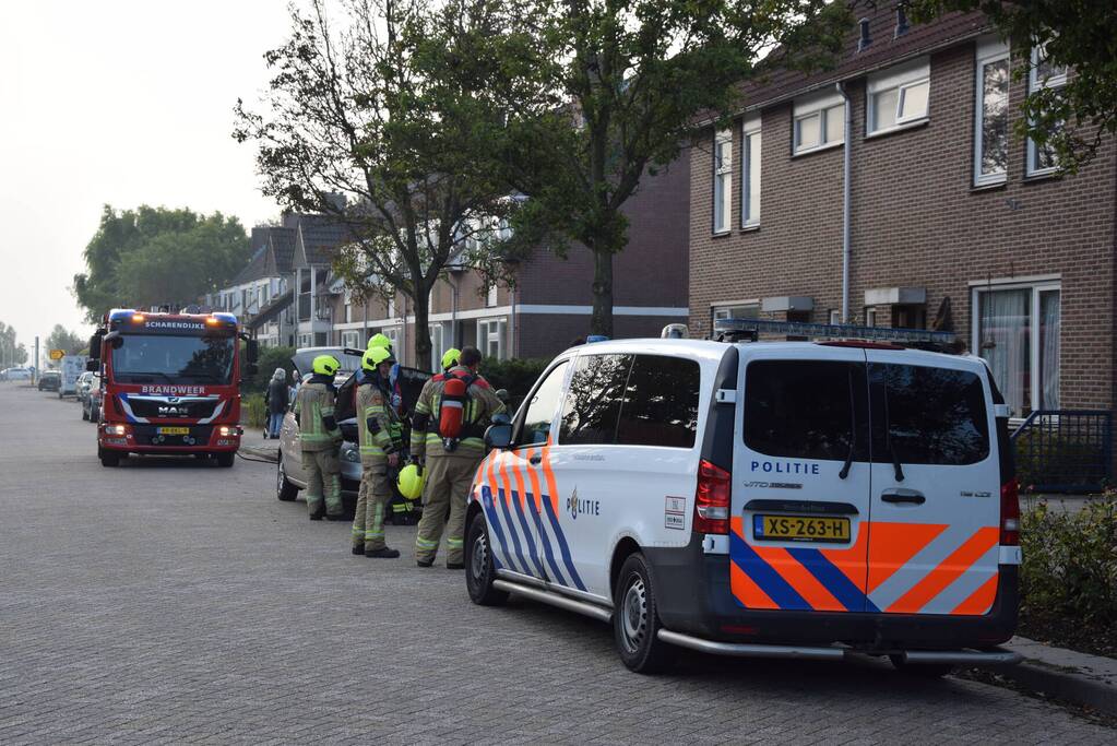 Zwarte rookontwikkeling door brand in personenauto