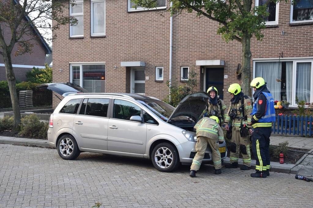 Zwarte rookontwikkeling door brand in personenauto