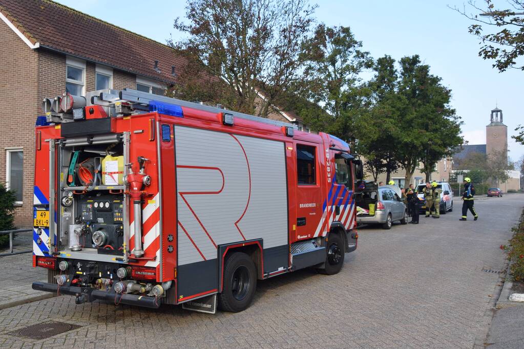 Zwarte rookontwikkeling door brand in personenauto