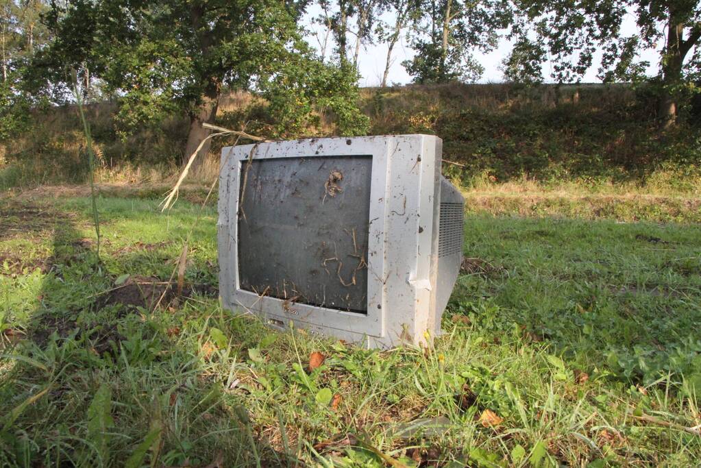 Brandweer doet onderzoek naar vat met onbekende vloeistof