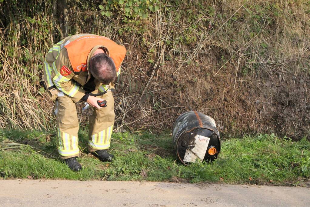 Brandweer doet onderzoek naar vat met onbekende vloeistof
