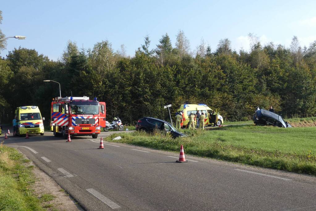 Twee auto's in de sloot door ongeval